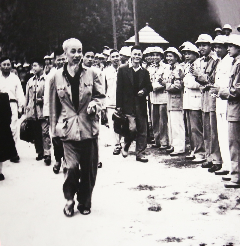 Trong lần thứ ba về thăm Quảng Ninh, Chủ tịch Hồ Chí Minh thăm đảo Hòn Rồng, một căn cứ của bộ đội hải quân ở Quảng Yên (ngày 31/3/1959). Ảnh tư liệu.