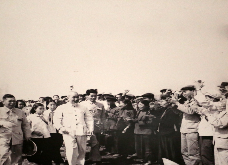 Nhân dân tỉnh Hải Ninh vui mừng chào đón Chủ tịch Hồ Chí Minh về thăm, ngày 18 và 19/2/1960. Ảnh tư liệu.