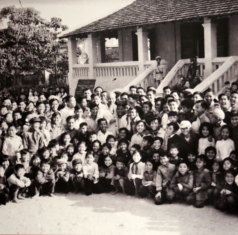 Bác đã chụp ảnh lưu niệm với giáo viên, học sinh trường Lê Văn Tám, thị xã Móng Cái. Ảnh tư liệu.