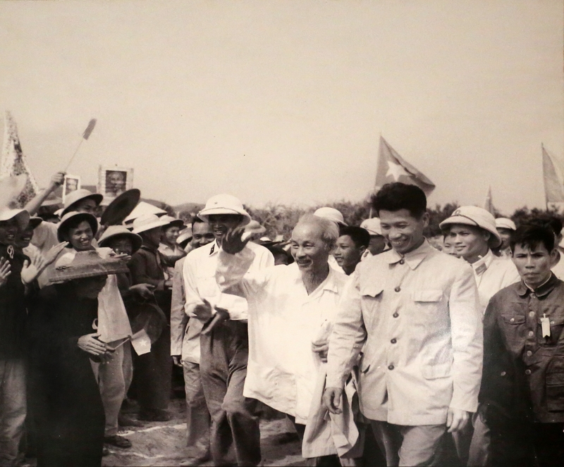 Nhân dân đảo Cô Tô đón Bác ra thăm đảo, ngày 9/5/1961. Ảnh tư liệu.
