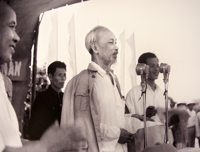 Chủ tịch Hồ Chí Minh nói chuyện với nhân dân Cô Tô trong buổi mít tinh chào mừng Người. Ảnh tư liệu.