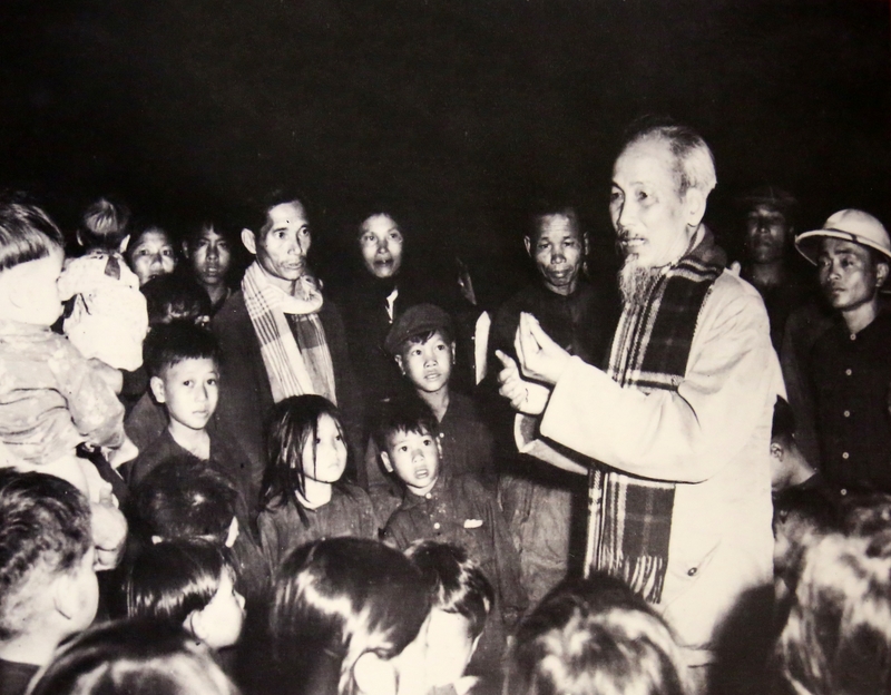 Bác Hồ thăm và nói chuyện với nhân dân đảo Tuần Châu ngày 23-11-1963. Ảnh tư liệu.