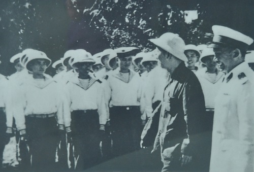 Bác Hồ thăm Bộ đội Hải quân tại đảo Vạn Hoa (Quảng Ninh), năm 1962. Ảnh tư liệu.
