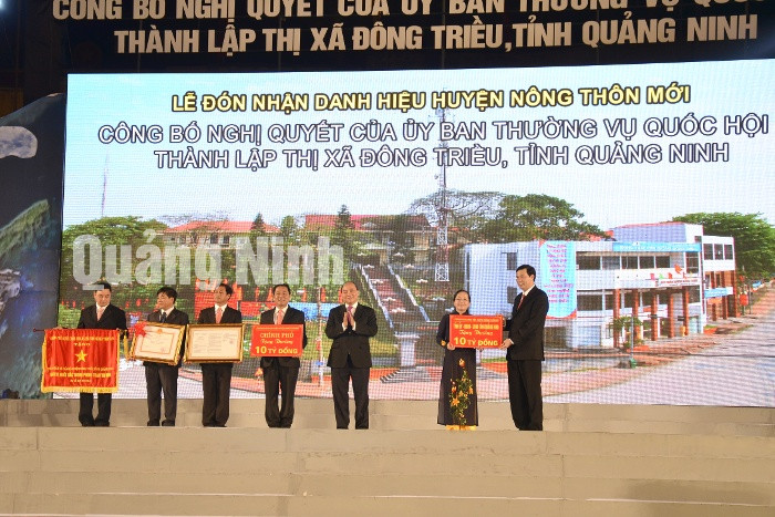 Đồng chí Nguyễn Đức Long, Phó Bí thư Tỉnh uỷ, Chủ tịch UBND tỉnh trao thưởng cho thị xã Đông Triều công trình phúc lợi trị giá 10 tỷ đồng.