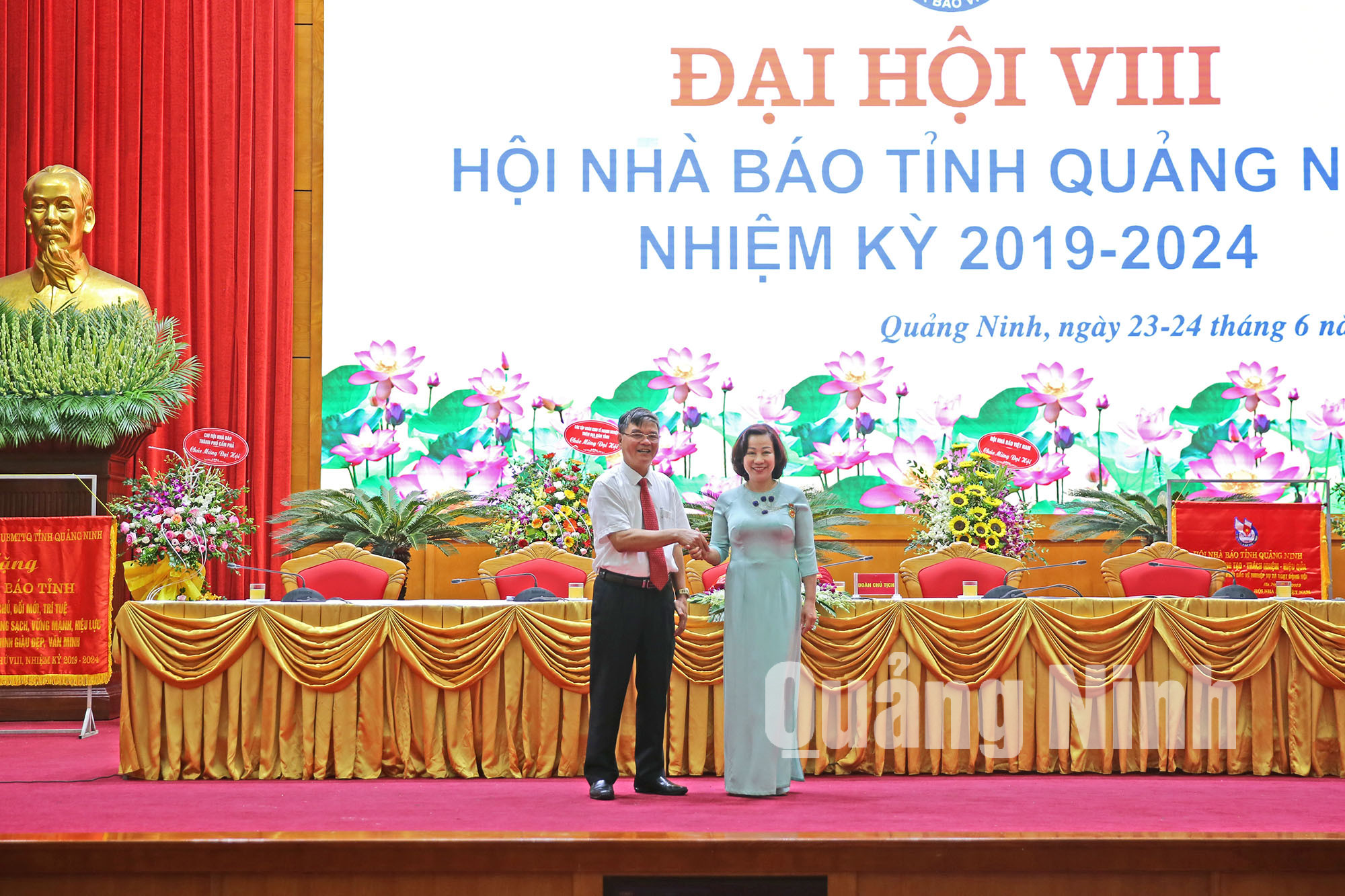 Phó Chủ tịch UBND tỉnh Vũ Thị Thu Thủy nhận Kỷ niệm chương 