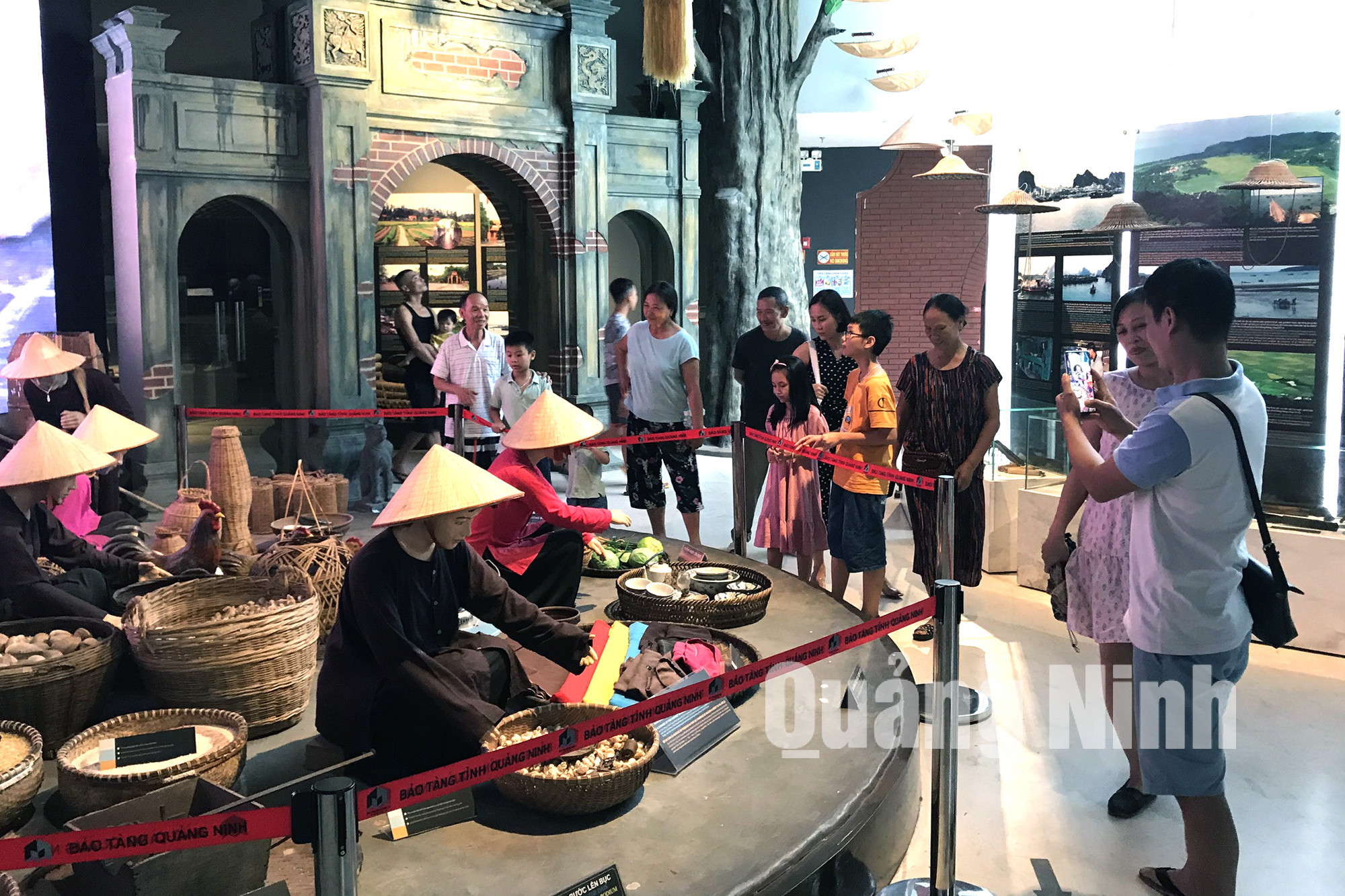 Du khách tham quan Bảo tàng Quảng Ninh (7-2020). Ảnh: Hoàng Quỳnh