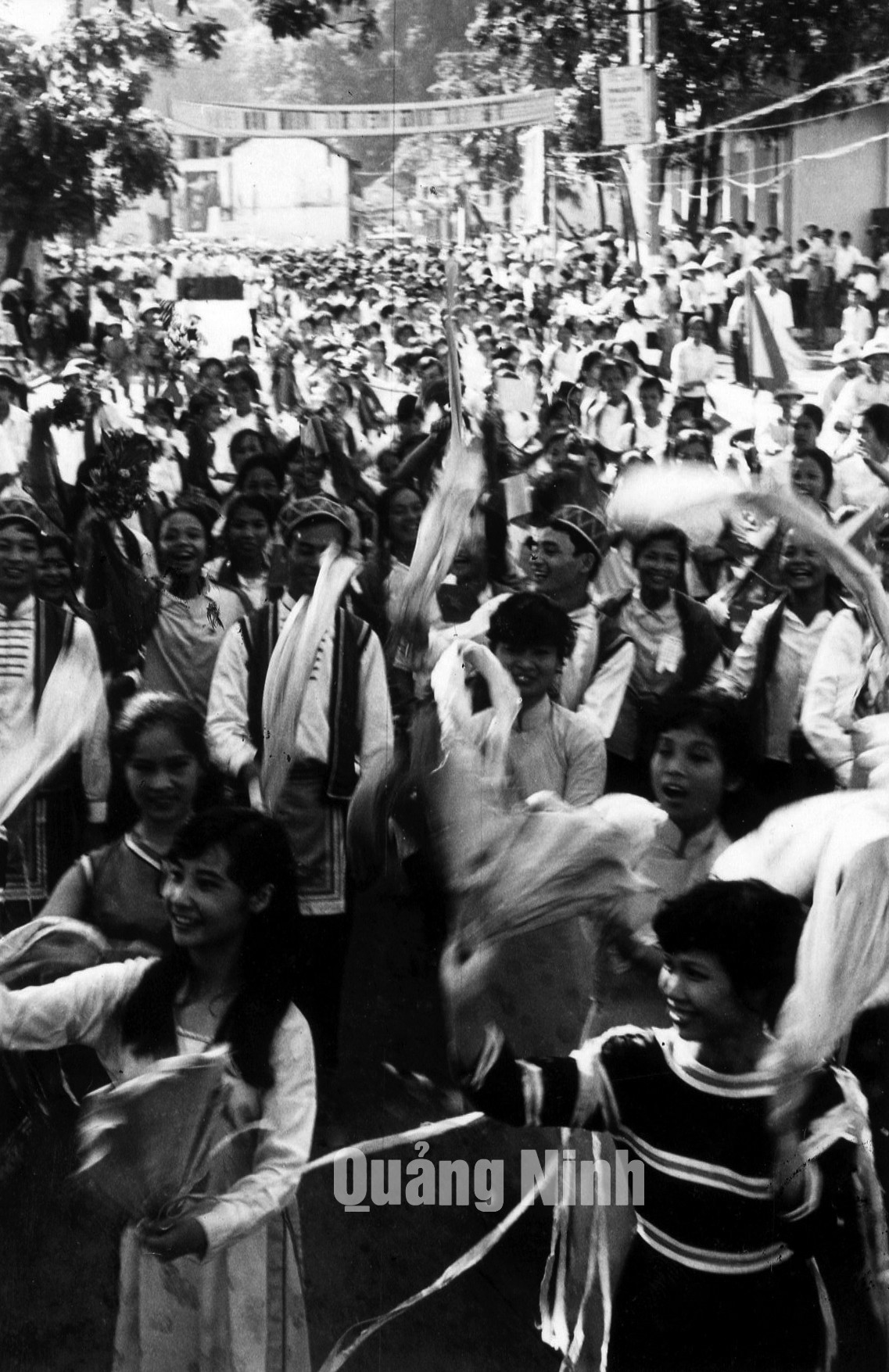 Nhân dân thị xã Hòn Gai xuống đường mừng ngày giải phóng miền Nam. Ảnh: Trương Thái