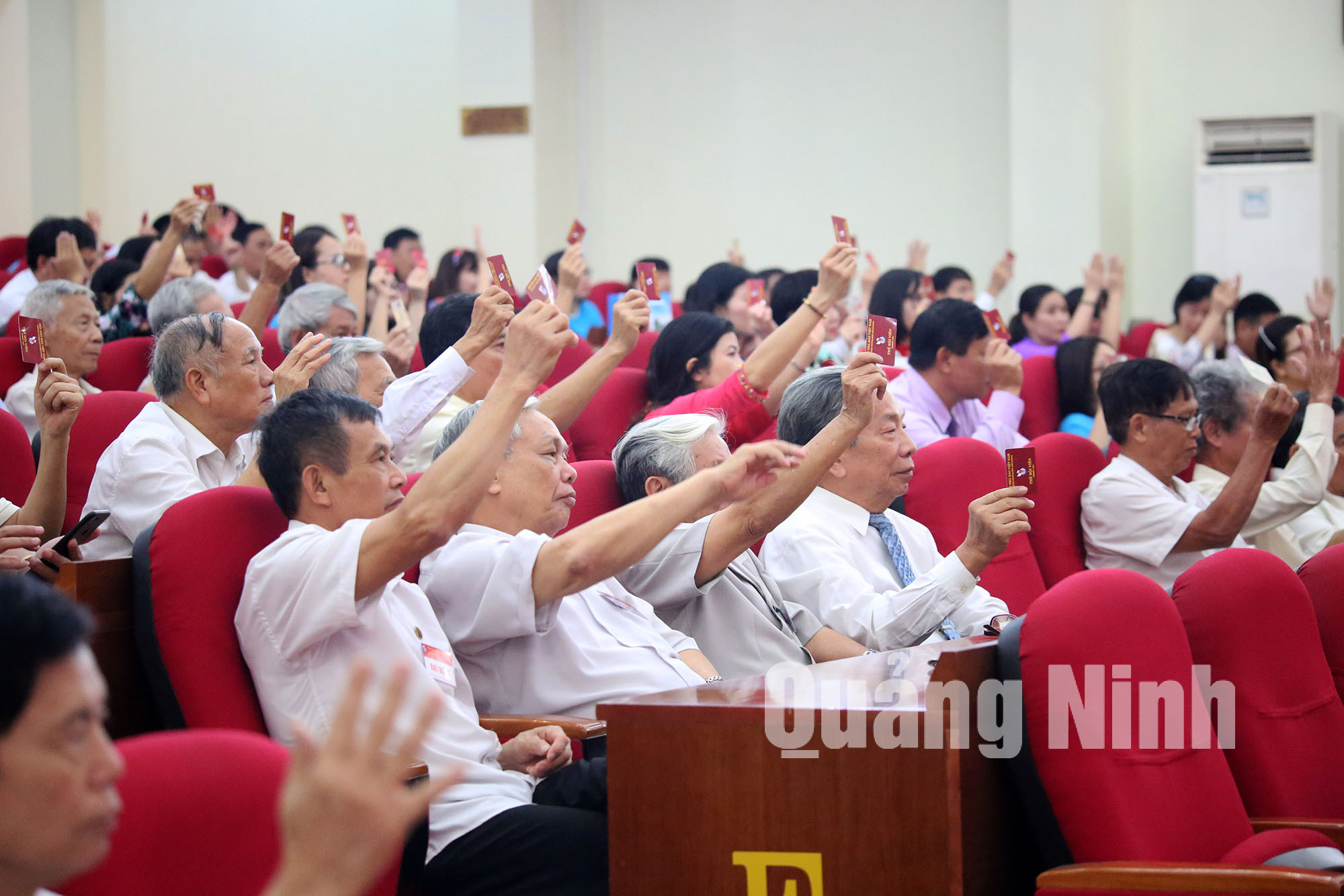 Các hội viên Hội Nhà báo tỉnh biểu quyết thông qua Nghị quyết Đại hội (6-2019). Ảnh: Hùng Sơn