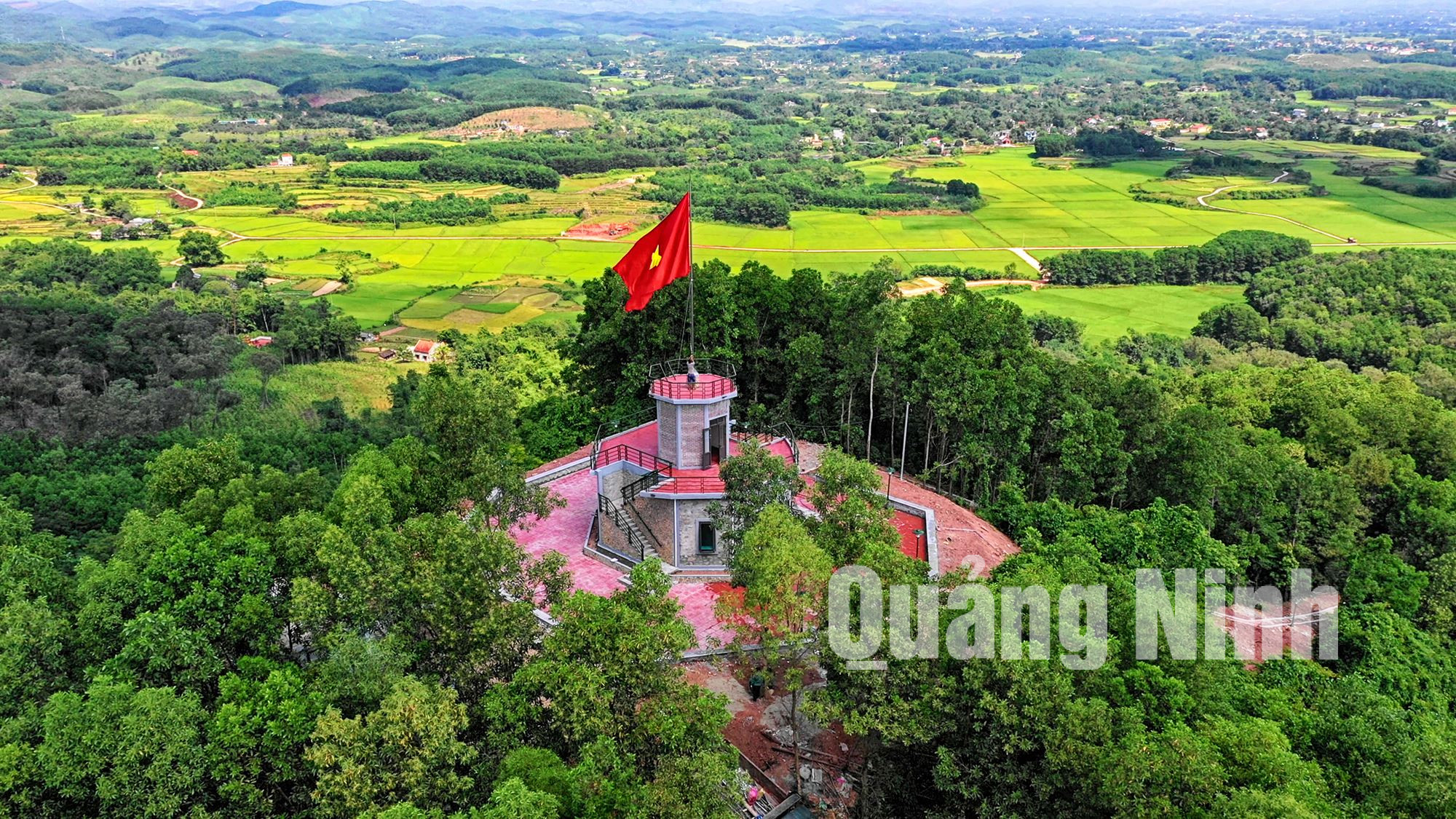 Cột cờ núi Hứa (xã Đại Bình) - công trình ghi dấu nơi thành lập Chi bộ Đảng đầu tiên của huyện Đầm Hà (10-2018). Ảnh: Hùng Sơn