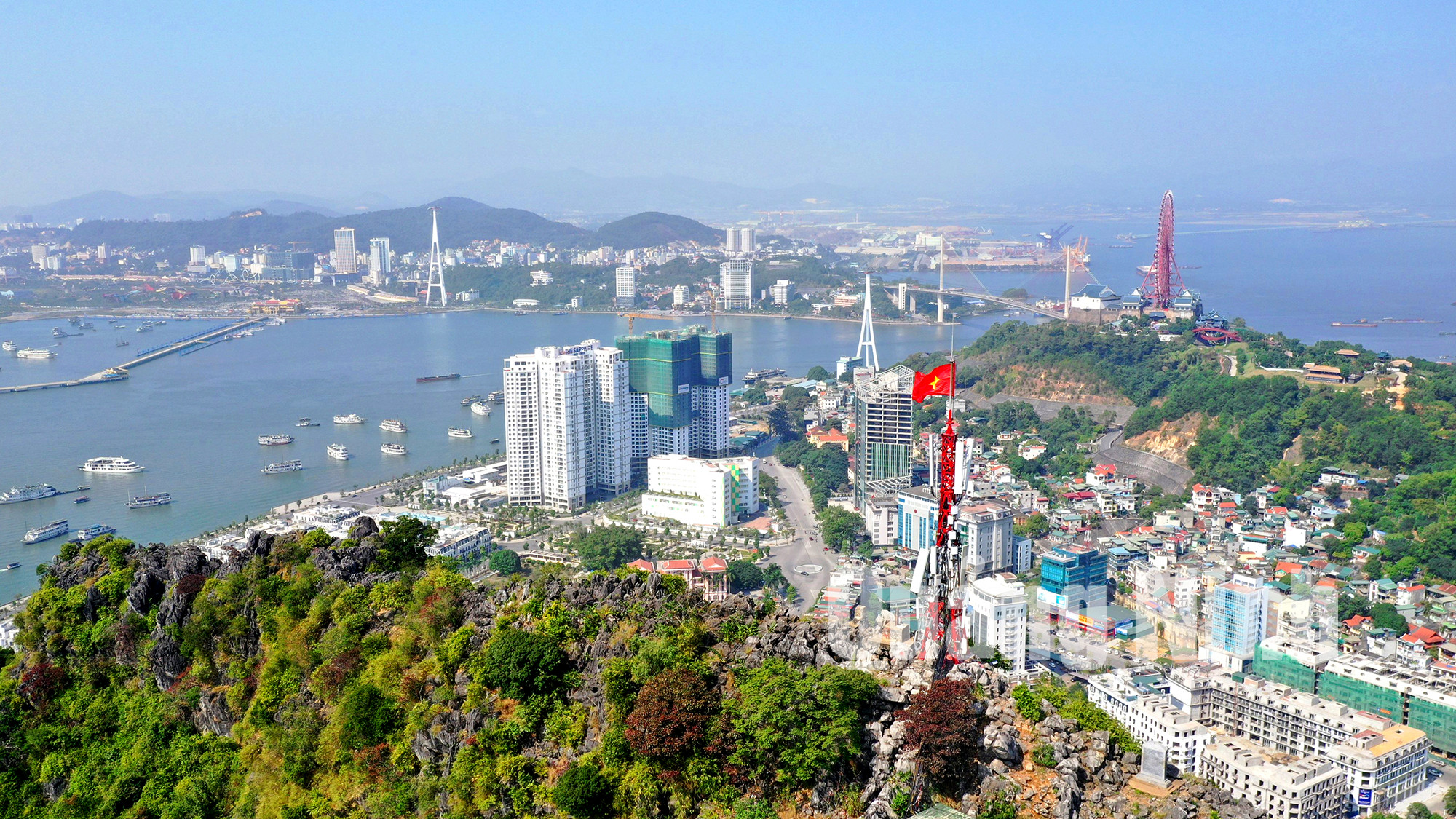TP Hạ Long nhìn từ đỉnh núi Bài Thơ (1-2020). Ảnh: Hùng Sơn