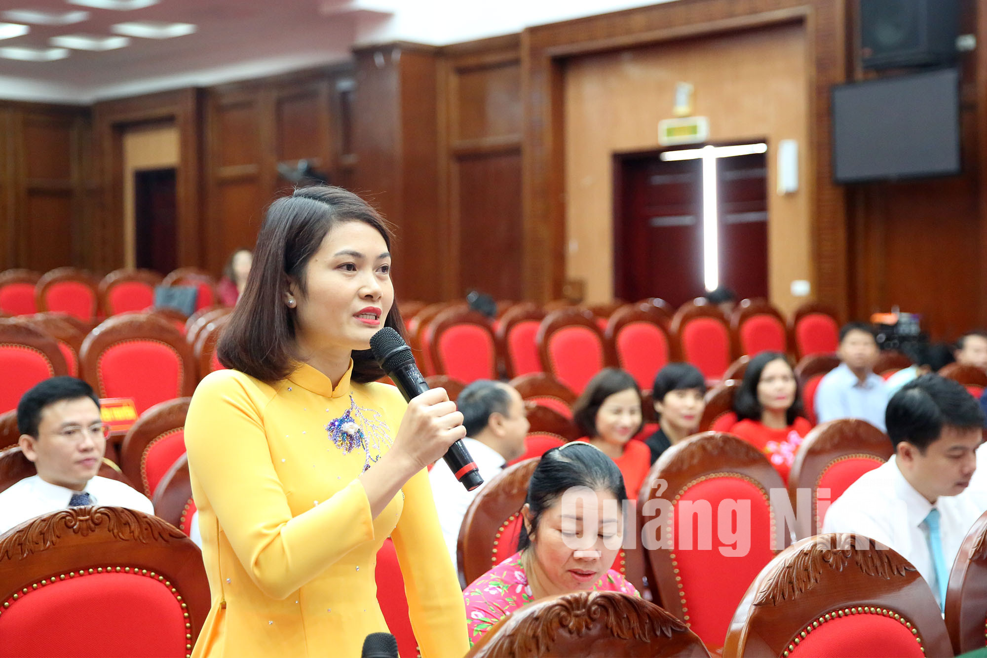 Đại biểu HĐND TP Hạ Long tham gia phát biểu ý kiến tại kỳ họp (10-2019). Ảnh: Hùng Sơn