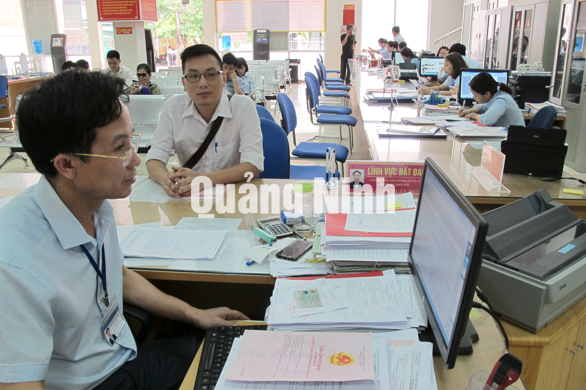 Giải quyết thủ tục về đất đai tại Trung tâm HCC. Ảnh: Ngọc Mai