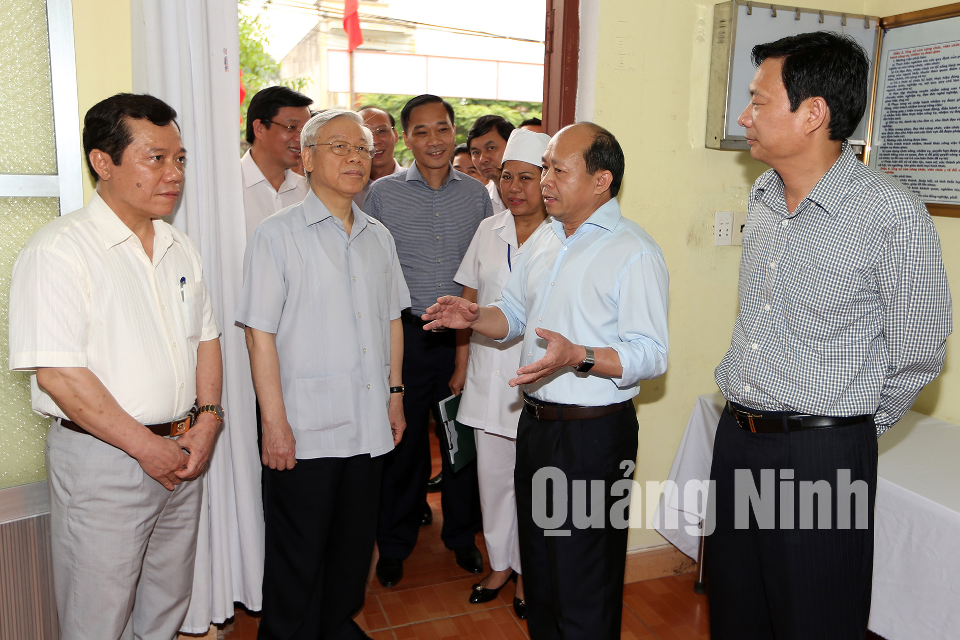 Tổng Bí thư Nguyễn Phú Trọng thăm Trạm Y tế phường Quảng Yên (TX Quảng Yên)