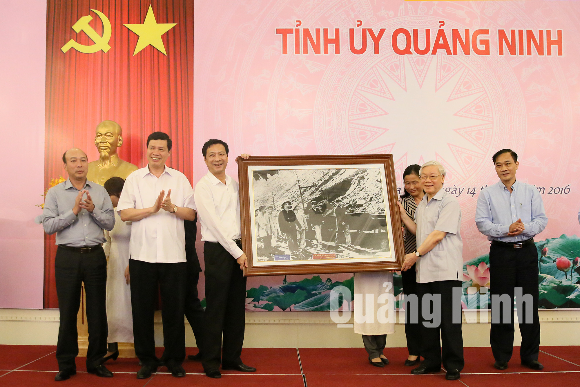Tỉnh Quảng Ninh tặng quà lưu niệm cho đồng chí Tổng Bí thư