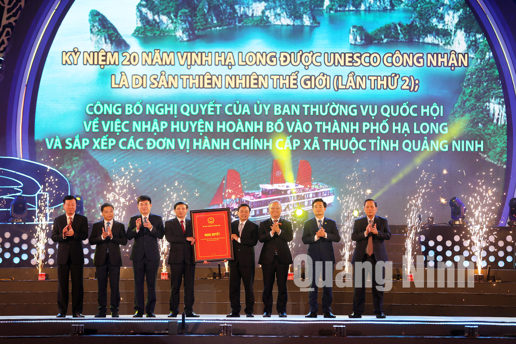 Đồng chí Uông Chu Lưu, Ủy viên Trung ương Đảng, Phó Chủ tịch Quốc hội, trao Nghị quyết 837 của Ủy ban Thường vụ Quốc hội cho tỉnh Quảng Ninh (1-2020). Ảnh: Đỗ Phương