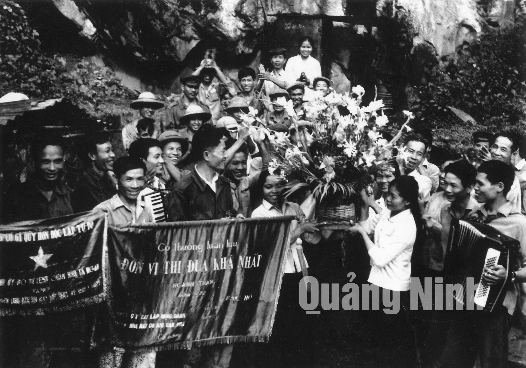 Nhà máy cơ khí Cẩm Phả đón nhận cờ thi đua khá nhất và lẵng hoa của Chủ tịch nước Tôn Đức Thắng năm 1972. Ảnh: Đoàn Đạt