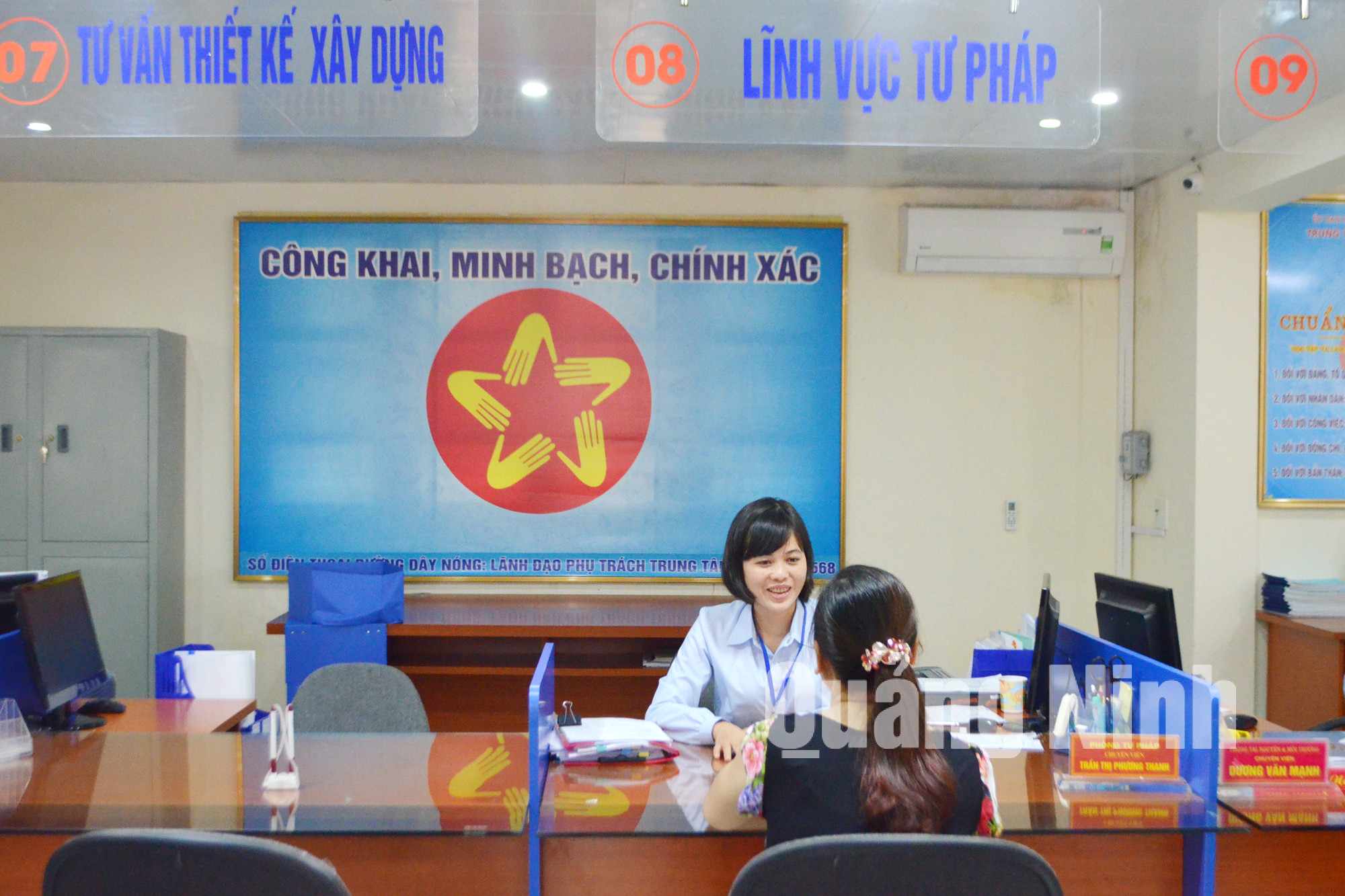 Công dân đến đăng ký hộ tịch tại Trung tâm Hành chính công TX Quảng Yên. Ảnh: Thanh Hoa