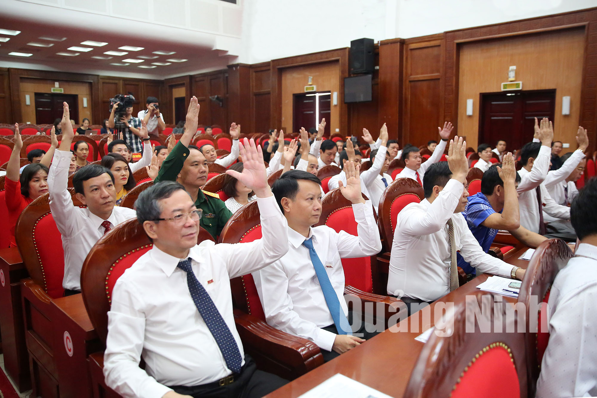 100% đại biểu HĐND TP Hạ Long biểu quyết thông qua Nghị quyết tán thành chủ trương nhập địa giới hành chính huyện Hoành Bồ vào TP Hạ Long (10-2019). Ảnh: Hùng Sơn