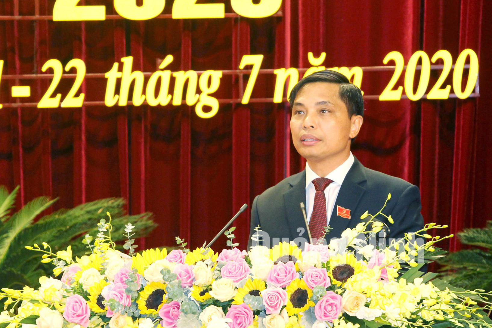 Đồng chí Vũ Văn Diện, Bí thư Thành ủy Hạ Long trình bày báo cáo chính trị tại đại hội (7-2020). Ảnh: Thu Chung
