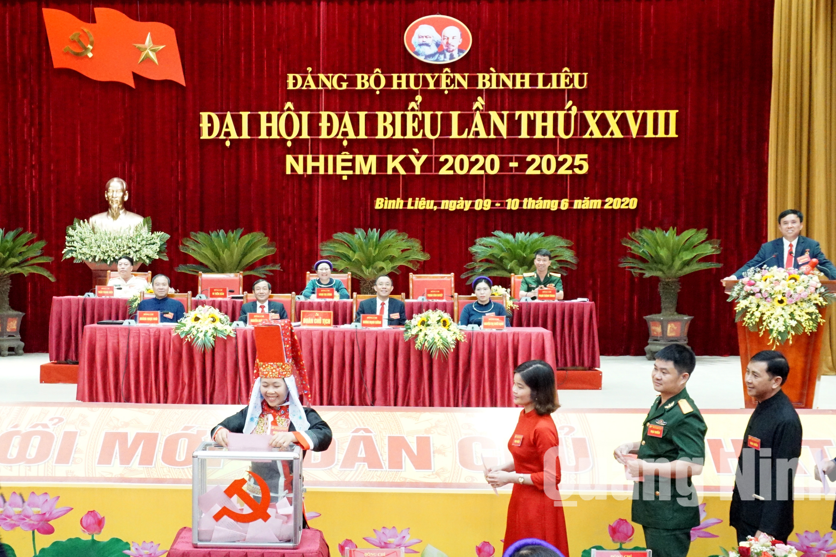 Các đại biểu tiến hành bầu trực tiếp Bí thư tại đại hội (6-2020). Ảnh: Nguyễn Thanh