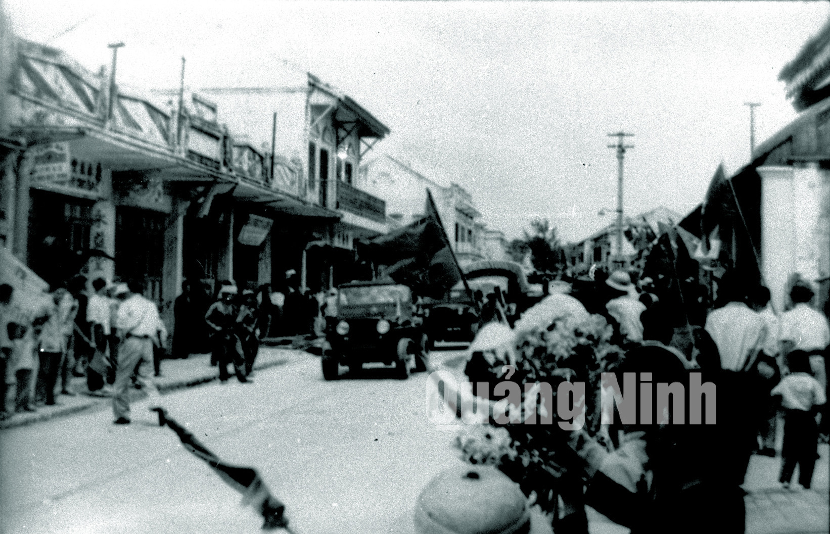 Nhân dân Hòn Gai vui đón bộ đội vào tiếp quản (4-1955). Ảnh tư liệu của Bảo tàng Quảng Ninh