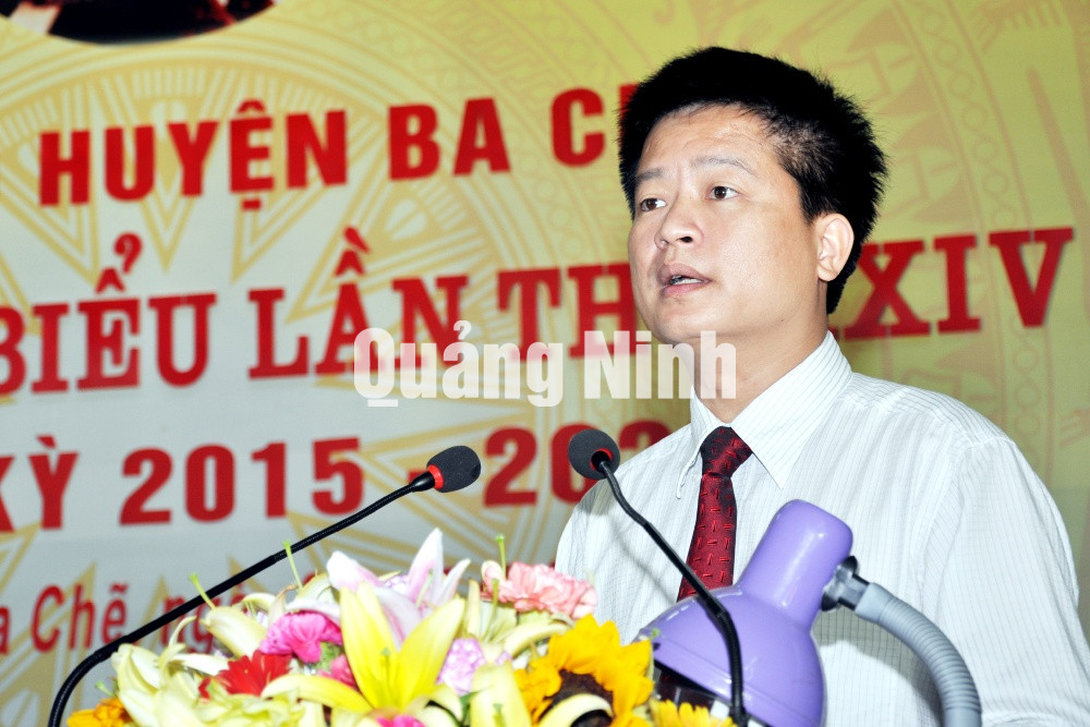 Đồng chí Đỗ Ngọc Nam, Phó Bí thư Thường trực Huyện ủy trình bày báo cáo kiểm điểm hoạt động của Ban Chấp hành Đảng bộ huyện khóa XXIII.