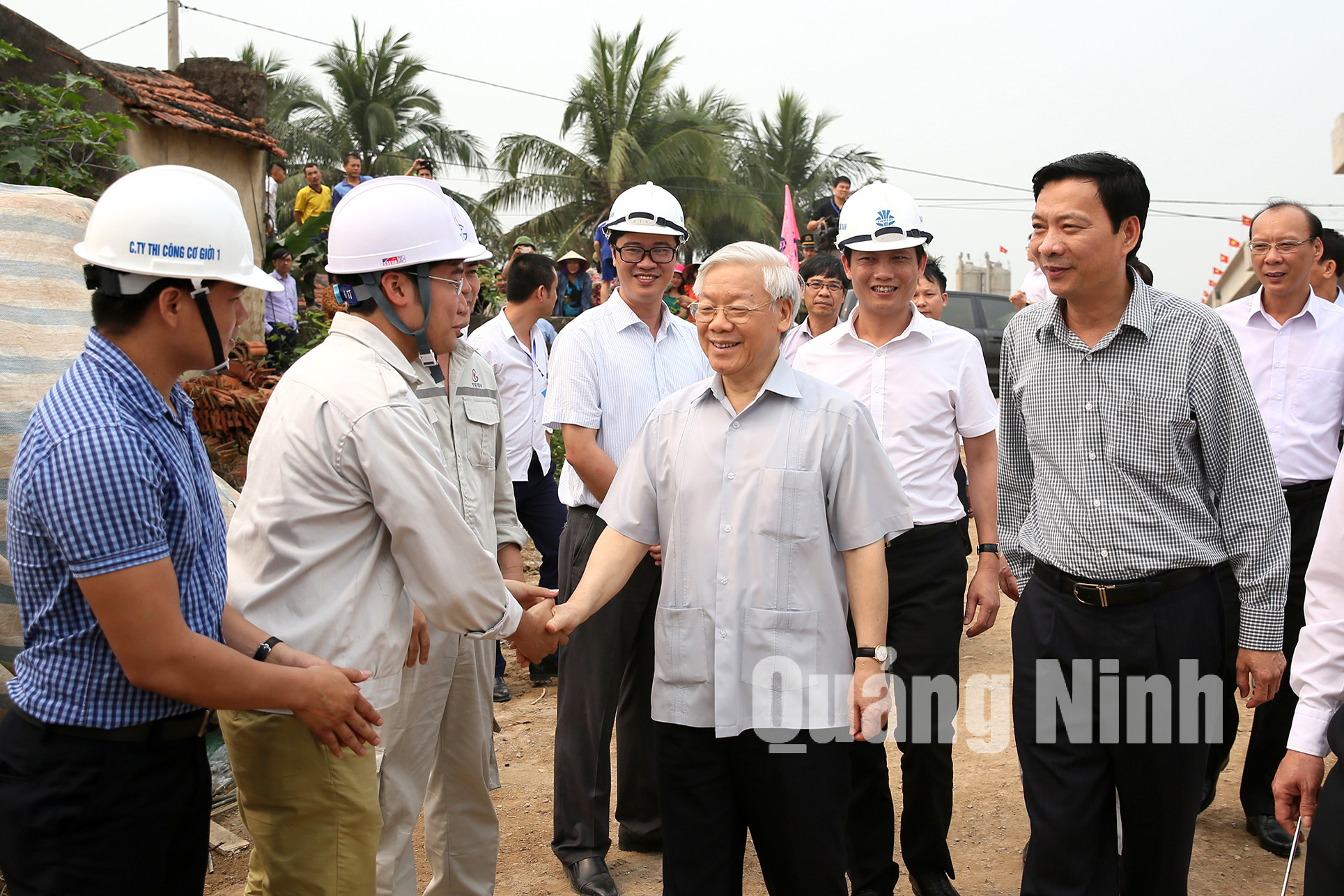 Tổng Bí thư Nguyễn Phú Trọng thăm, động viên đơn vị thi công cầu Sông Chanh thuộc dự án cao tốc Hạ Long- Hải Phòng