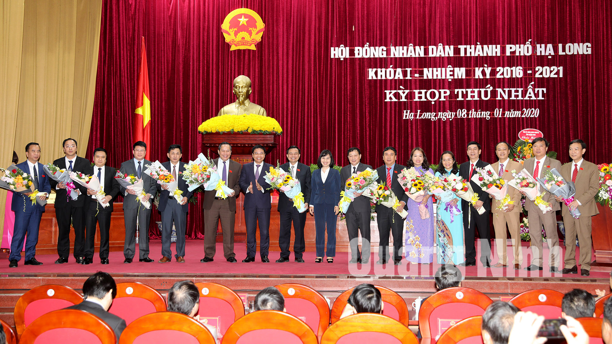 Lãnh đạo tỉnh tặng hoa chúc mừng các đồng chí nhận chức danh chủ chốt mới (1-2020). Ảnh: Đỗ Phương
