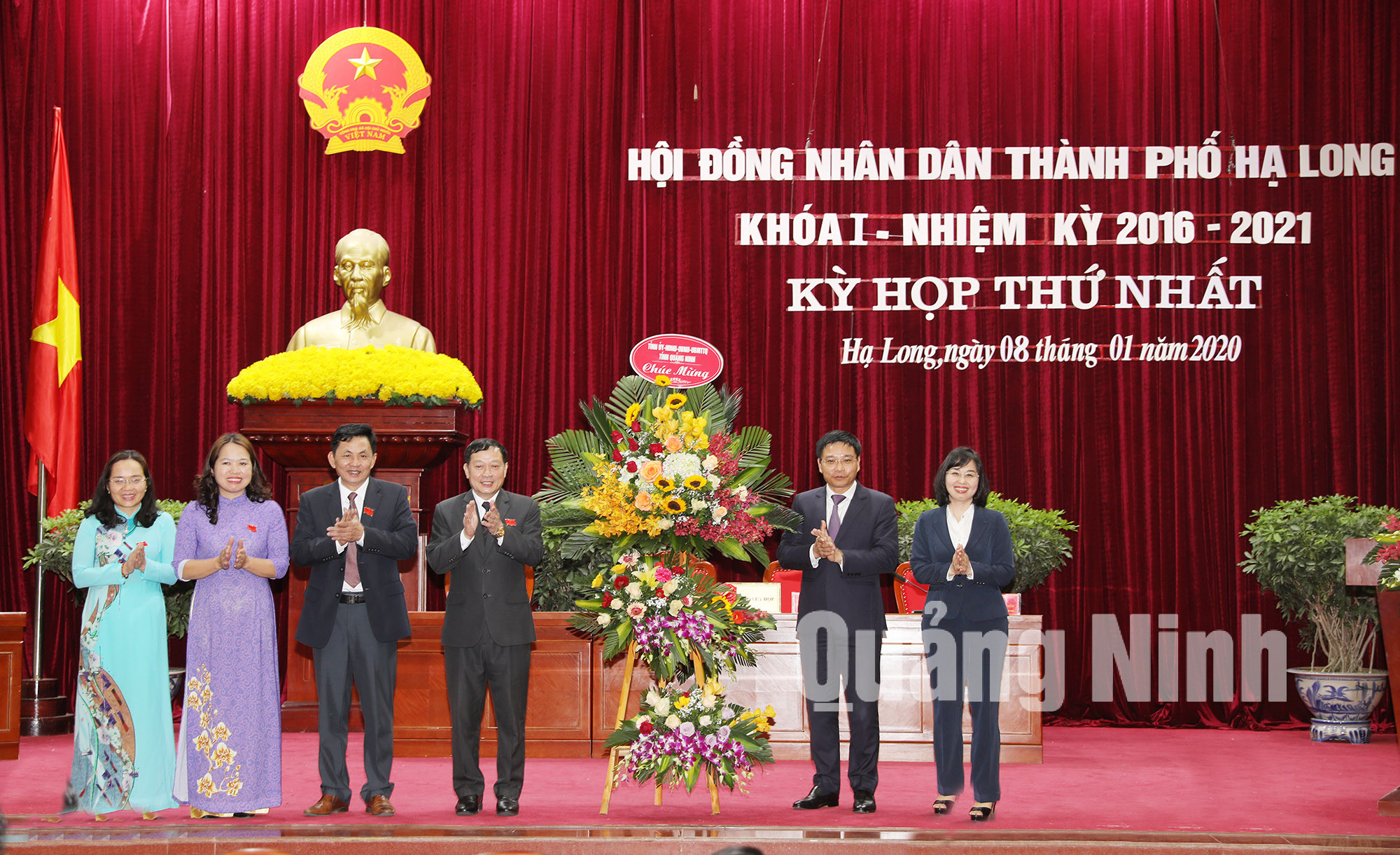 Đồng chí Nguyễn Văn Thắng, Phó Bí thư Tỉnh ủy, Chủ tịch UBND tỉnh, tặng hoa chúc mừng (1-2019). Ảnh: Đỗ Phương
