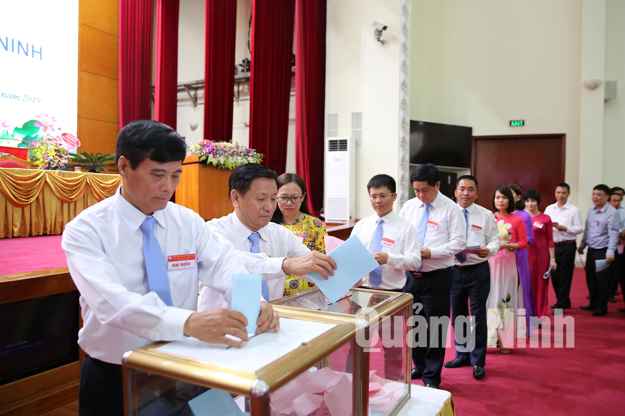 Các đại biểu bỏ phiếu bầu BCH Hội Nhà báo tỉnh Quảng Ninh khóa VIII (6-2019). Ảnh: Hùng Sơn