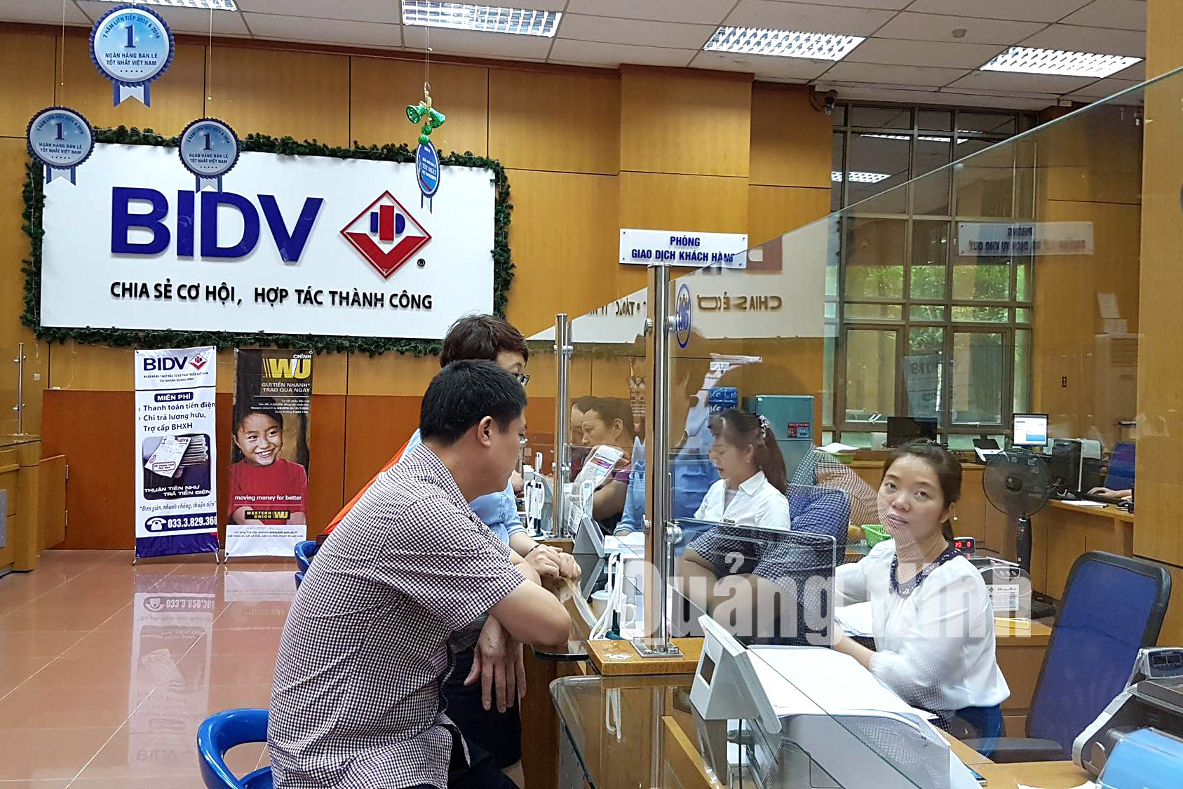 Khách hàng giao dịch tại Ngân hàng BIDV Chi nhánh Quảng Ninh. Ảnh: Thanh Hằng
