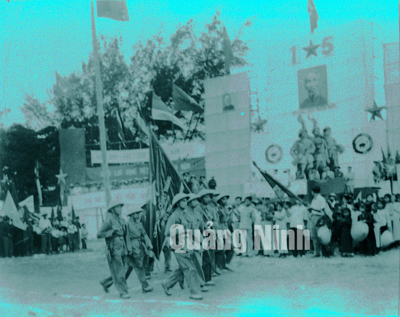 Bộ đội diễu hành trong buổi mít tinh mừng vùng mỏ được giải phóng tổ chức tại Hòn Gai (1-5-1955). Ảnh tư liệu của Bảo tàng Quảng Ninh