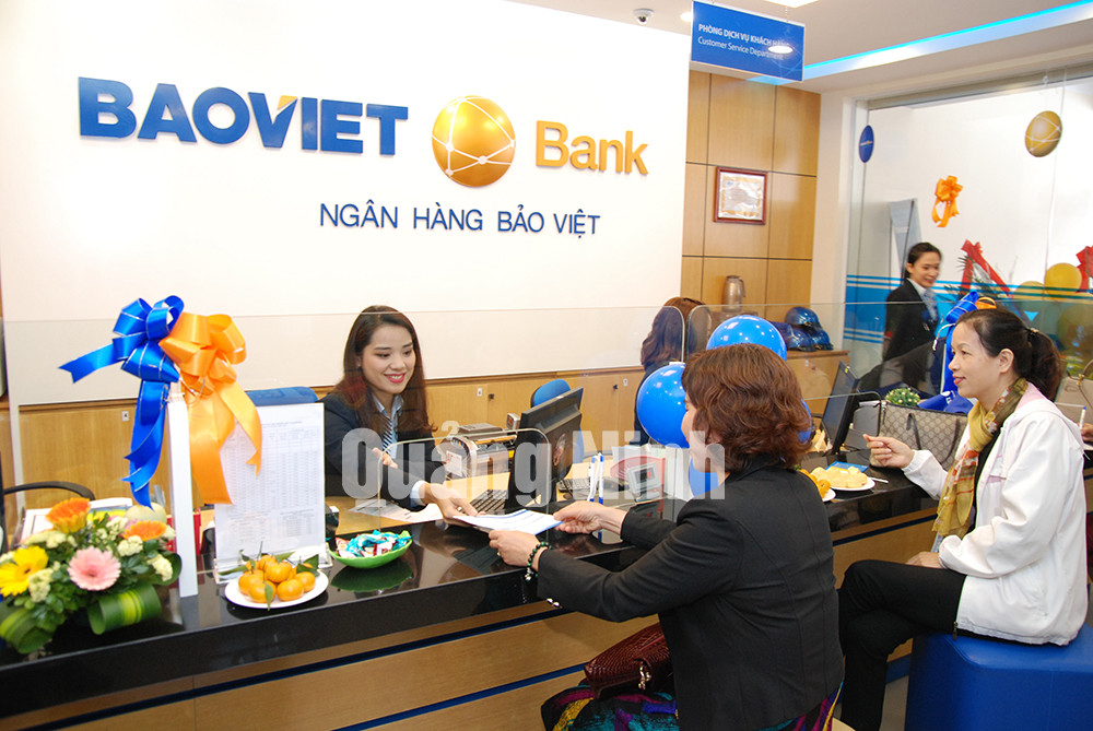 Khách hàng giao dịch tại BAOVIET Bank Quảng Ninh. Ảnh: Cao Quỳnh