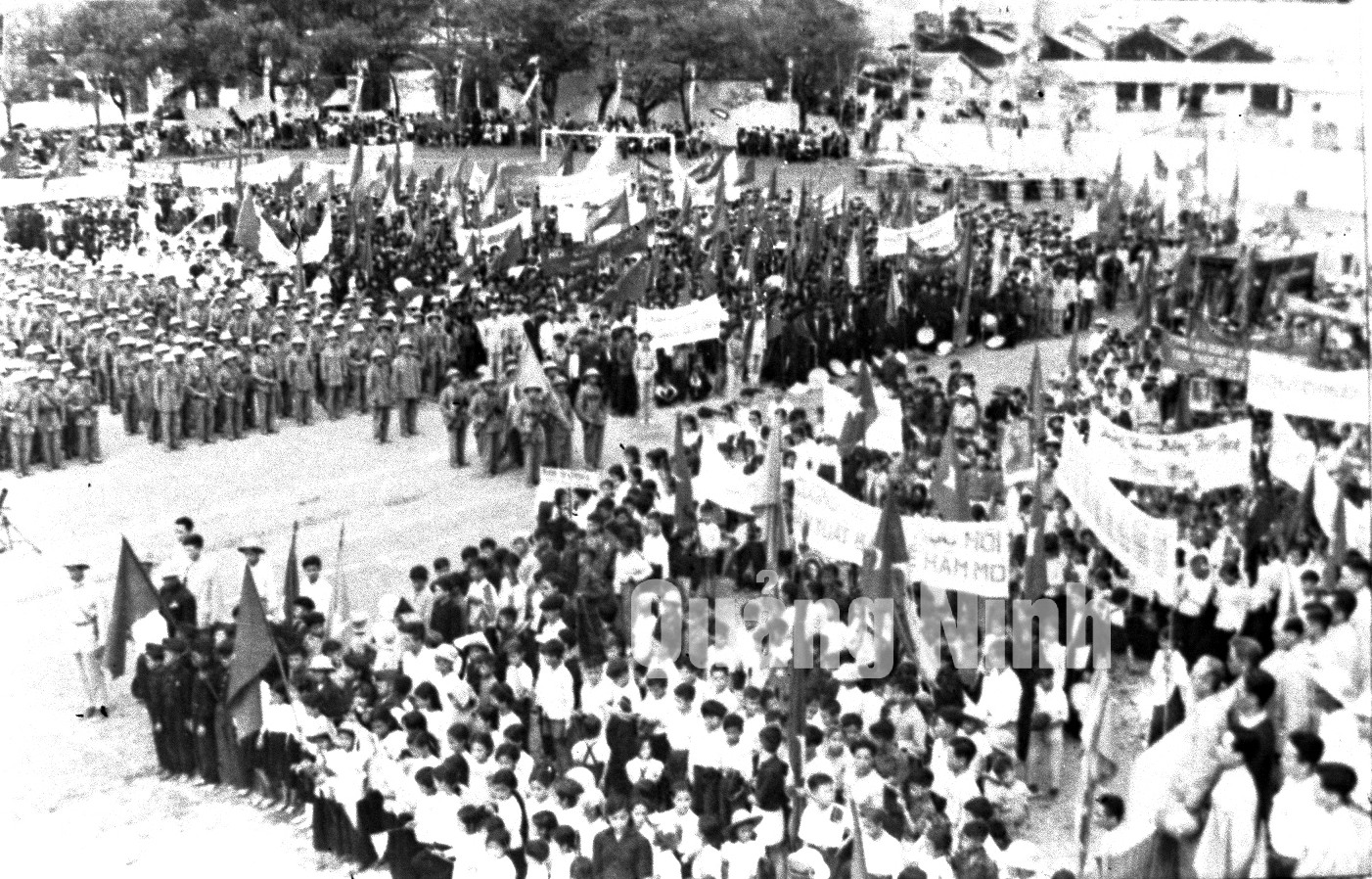 Quang cảnh buổi mít tinh mừng vùng mỏ được giải phóng tổ chức tại Hòn Gai (1-5-1955). Ảnh tư liệu của Bảo tàng Quảng Ninh