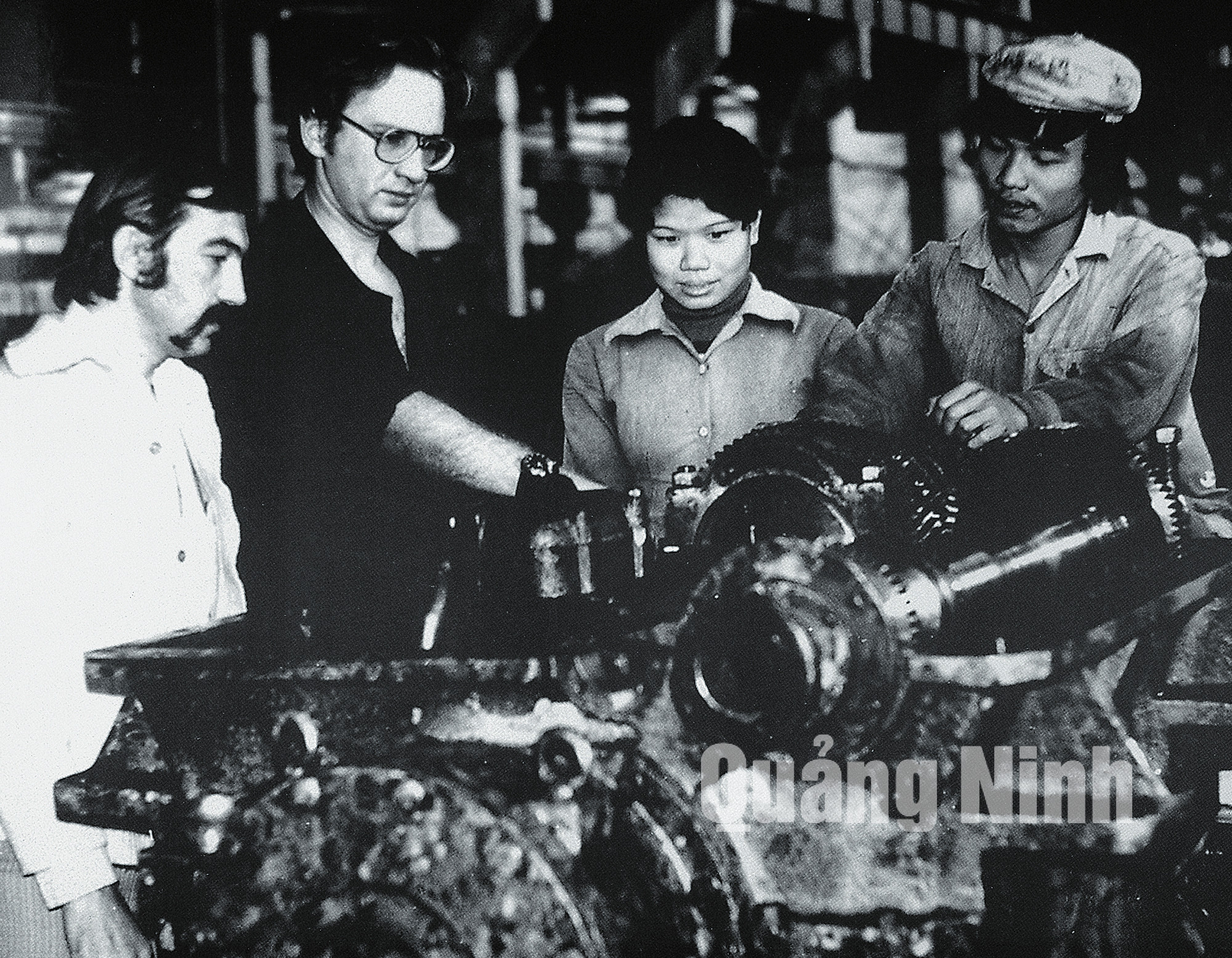 Chuyên gia Liên Xô hướng dẫn, đào tạo thợ ở Nhà máy Cơ khí Trung tâm Cẩm Phả (năm 1982). Ảnh tư liệu