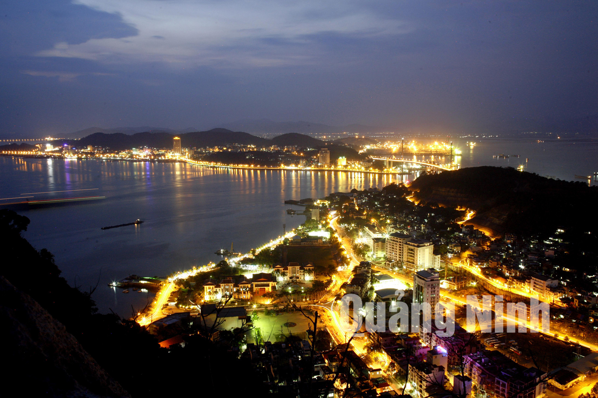 Một góc thành phố Hạ Long về đêm (9-2014). Ảnh: Dương Phượng Đại