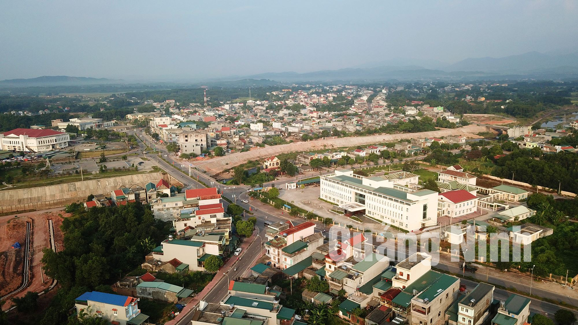 Thị trấn Đầm Hà đang chuyển mình thành một đô thị hiện đại, sầm uất (10-2018). Ảnh: Hùng Sơn