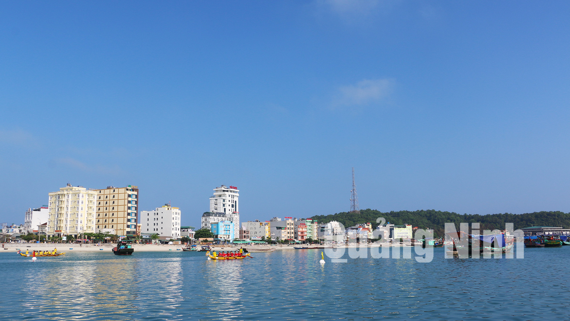 Một góc thị trấn Cô Tô nhìn từ biển vào (3-2019). Ảnh: Hoàng Phương (CTV)