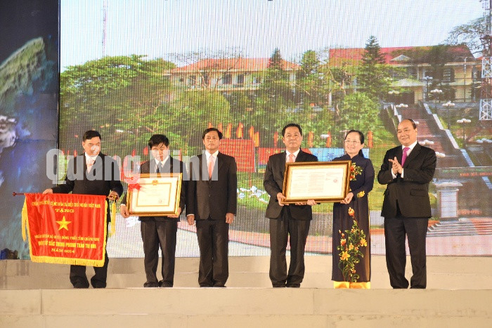 Phó Thủ tướng Chính phủ Nguyễn Xuân Phúc trao công bố Nghị quyết của UB Thường vụ Quốc hội thành lập thị xã Đông Triều.