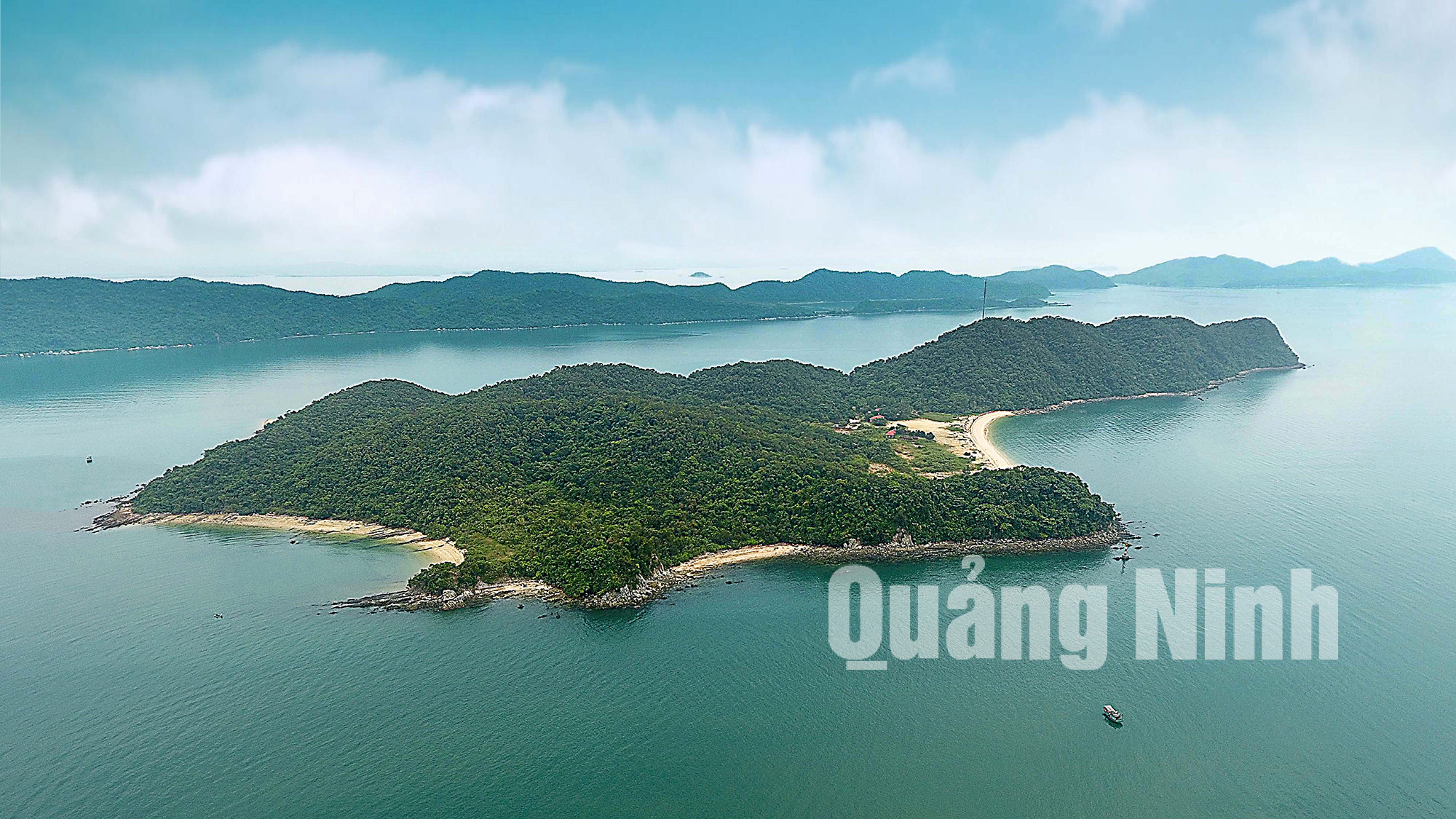 Đảo Đá Dựng (xã Đầm Hà) với diện tích hơn 60ha là quần thể đảo đá, đất cùng rừng nguyên sinh và bãi tắm còn nguyên nét hoang sơ. Ảnh: Dương Nghị