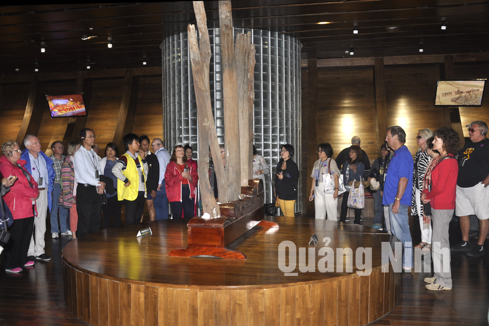 Du khách nước ngoài tham quan Bảo tàng Quảng Ninh. Ảnh: Phan Hằng