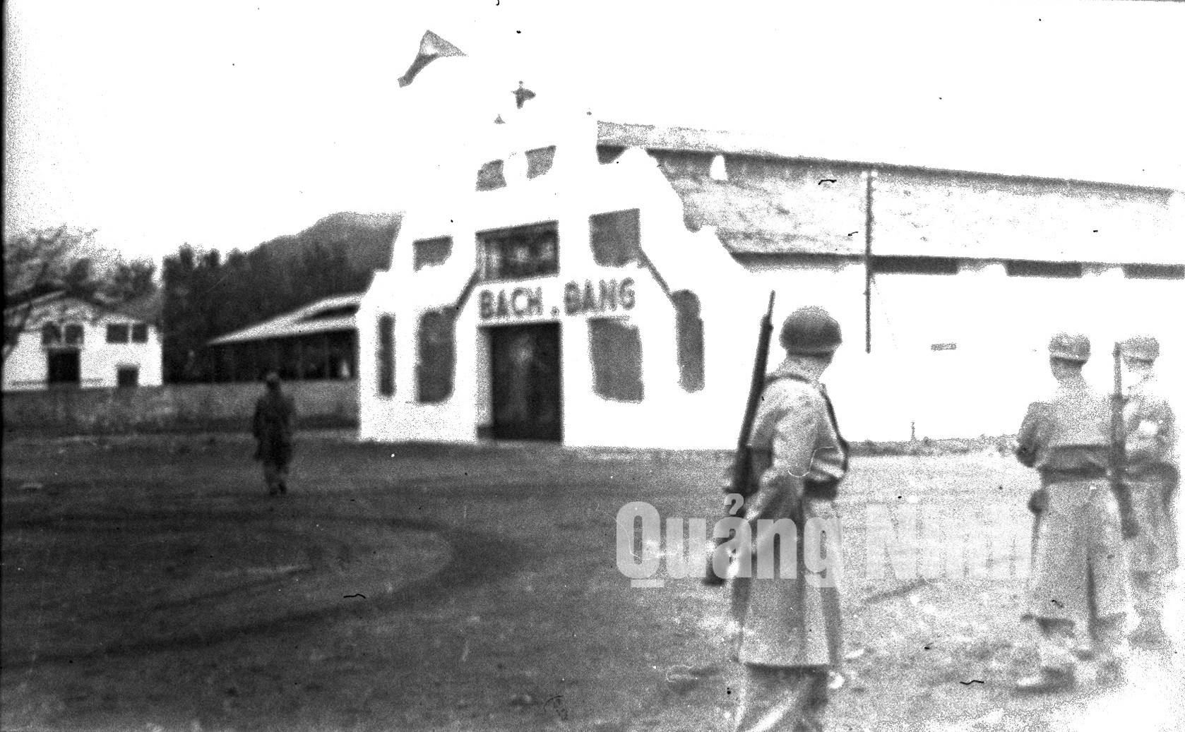 Quân Pháp chưa rút hết khỏi Hòn Gai, nhân dân ta đã treo cờ trên nóc rạp Bạch Đằng (4-1955). Ảnh tư liệu của Bảo tàng Quảng Ninh