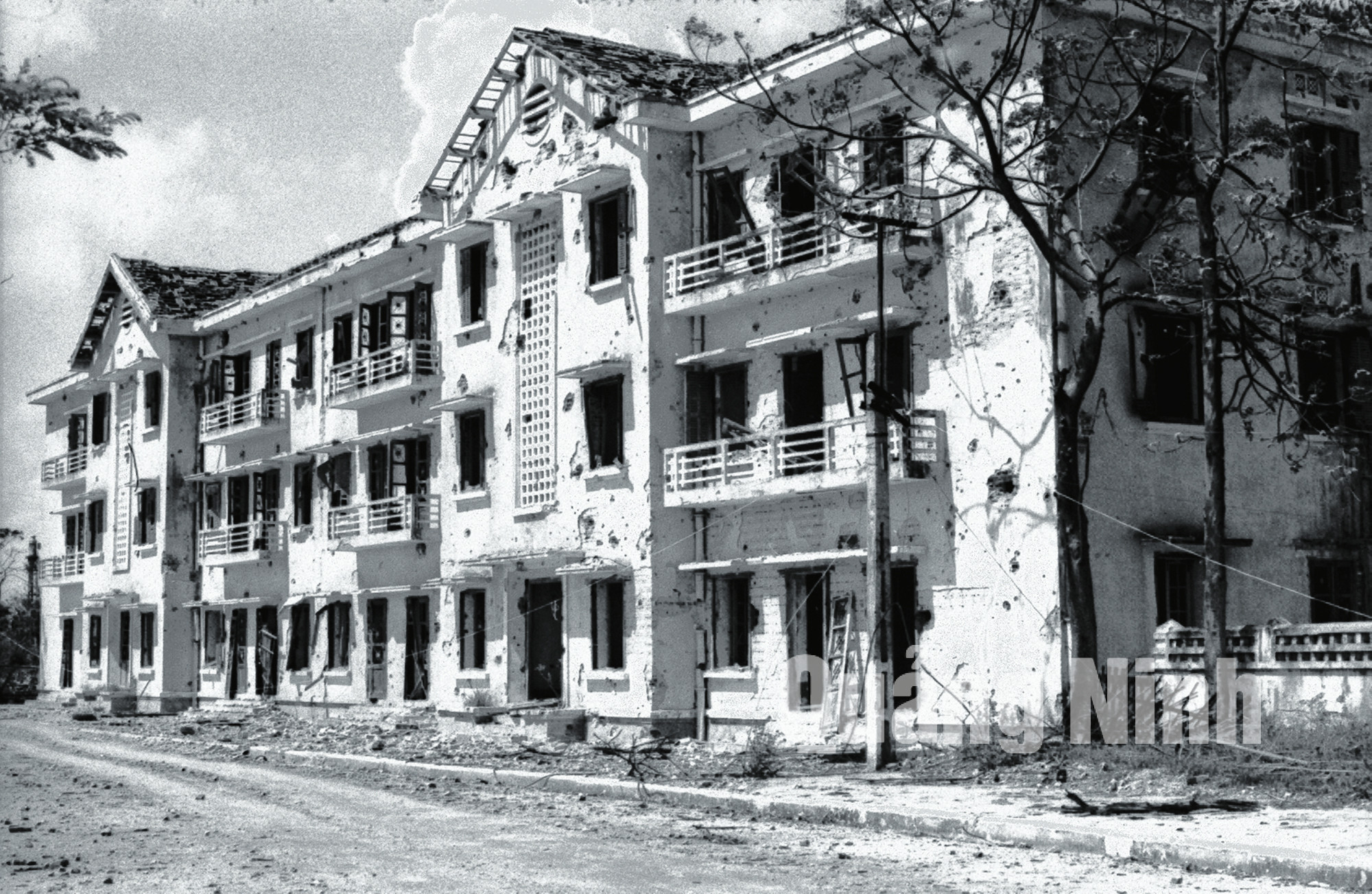 Khách sạn nội địa Hòn Gai bị máy bay Mỹ bắn phá năm 1972. Ảnh: Tư liệu