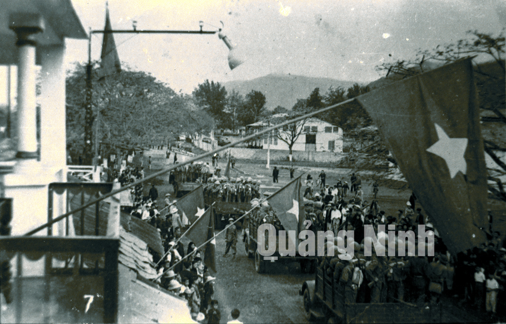 Nhân dân vui mừng đón bộ đội ta về tiếp quản Cẩm Phả (4-1955). Ảnh tư liệu của Bảo tàng Quảng Ninh