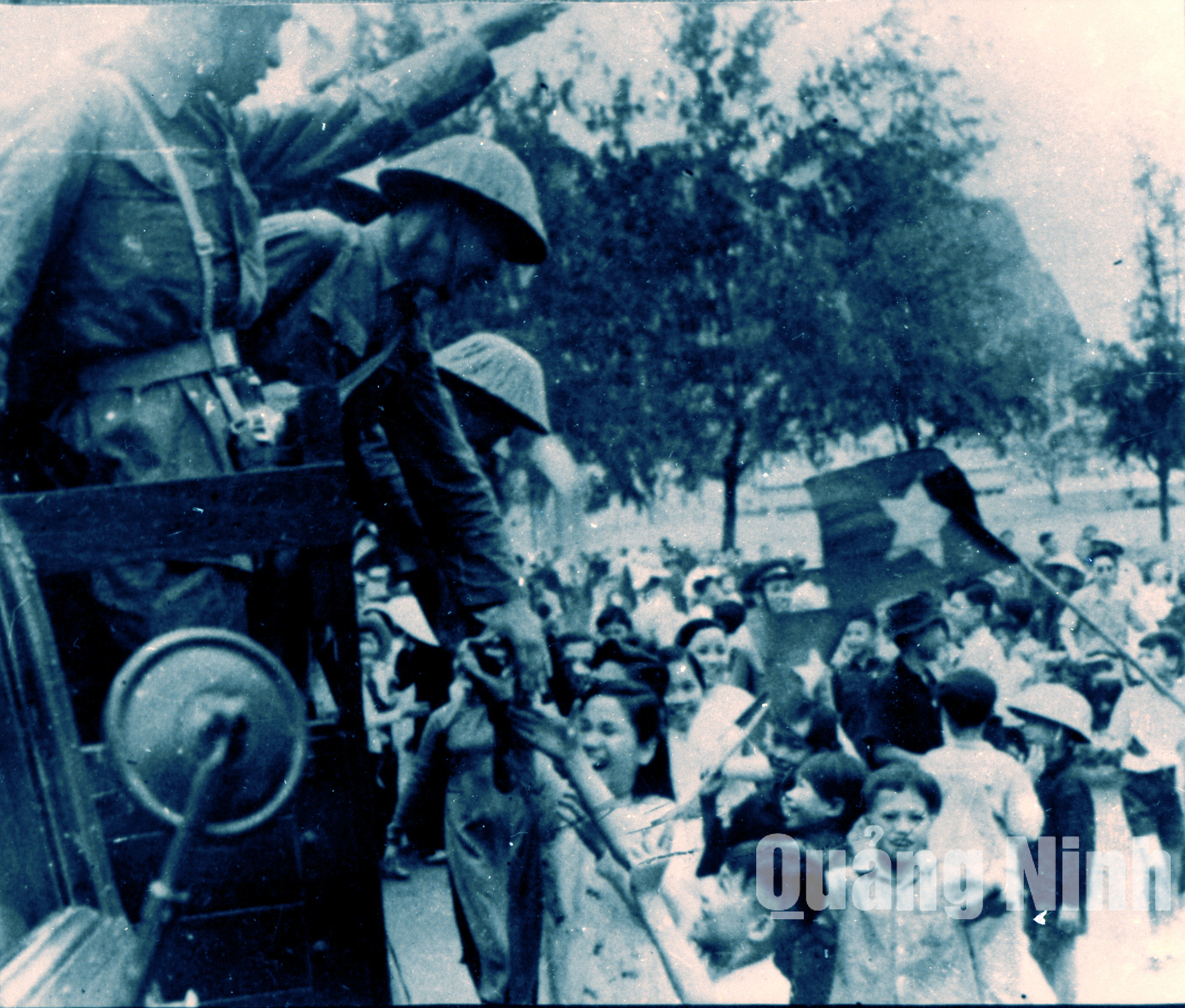 Các tầng lớp nhân dân Quảng Yên vui mừng chào đón bộ đội về tiếp quản (4-1955). Ảnh tư liệu của Bảo tàng Quảng Ninh