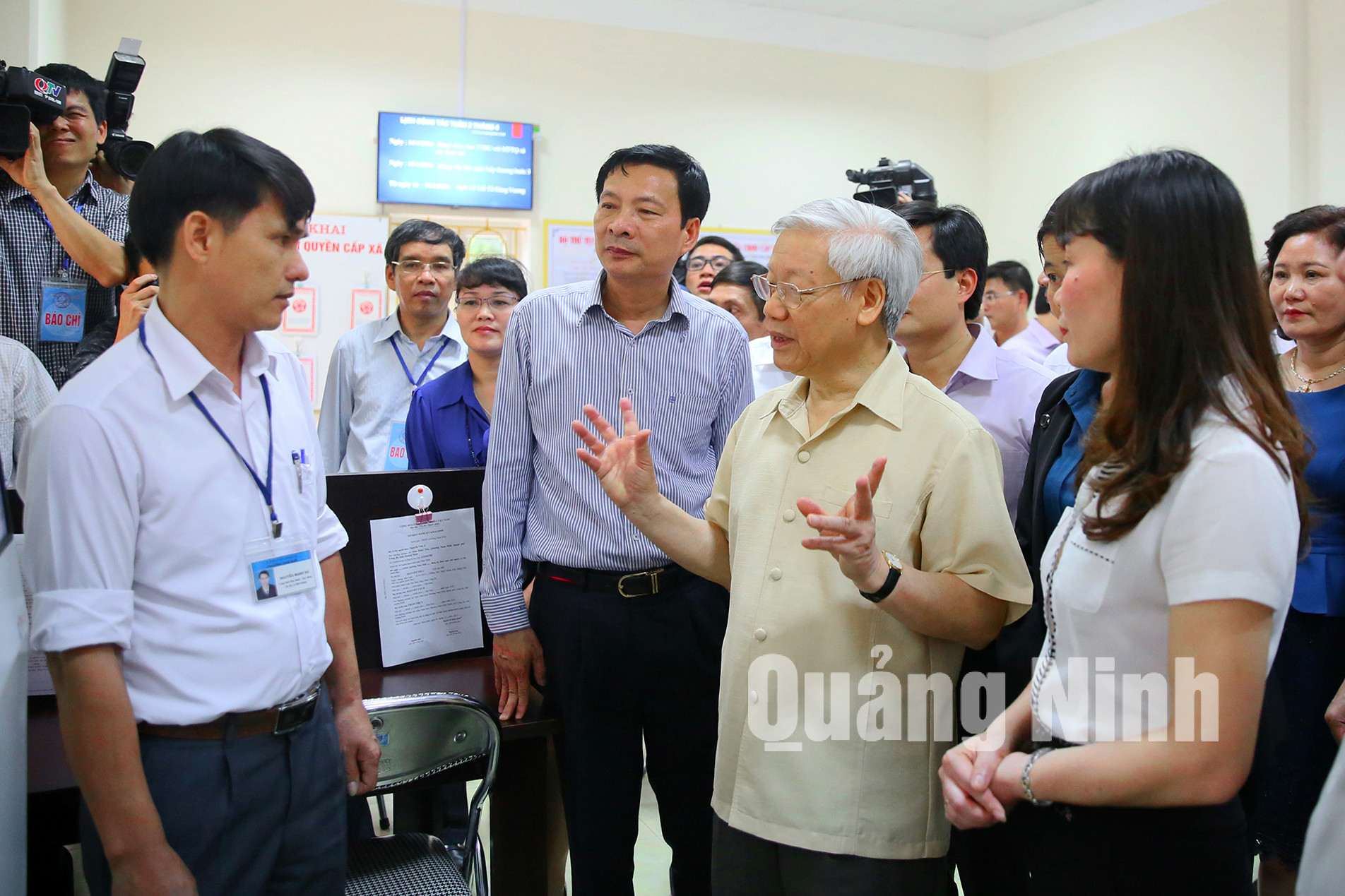 Tổng Bí thư Nguyễn Phú Trọng trò chuyện với cán bộ phường Nam Khê (TP Uông Bí)