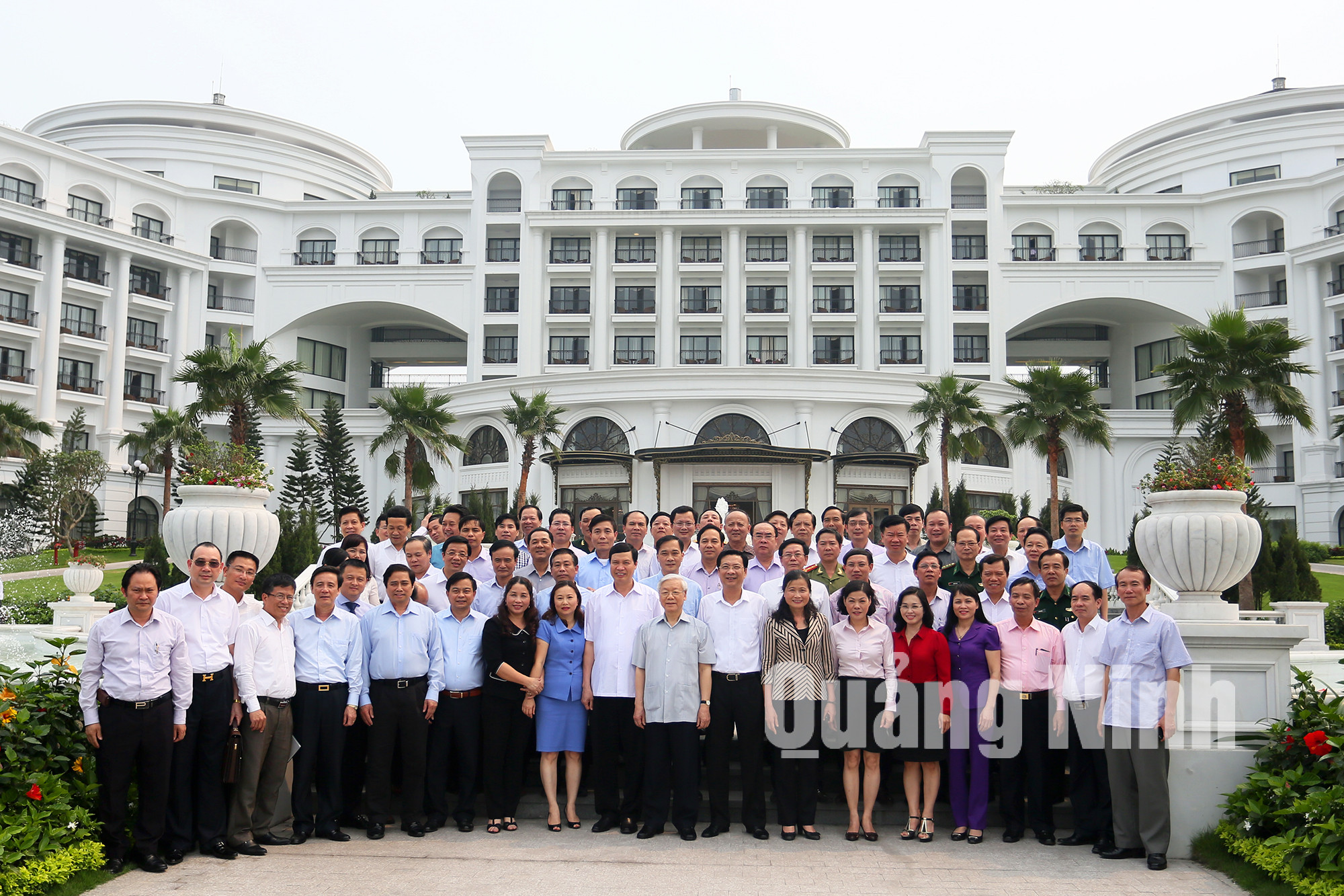 Lãnh đạo tỉnh và các đồng chí trong BCH Đảng bộ tỉnh chụp ảnh lưu niệm với đồng chí Tổng Bí thư Nguyễn Phú Trọng