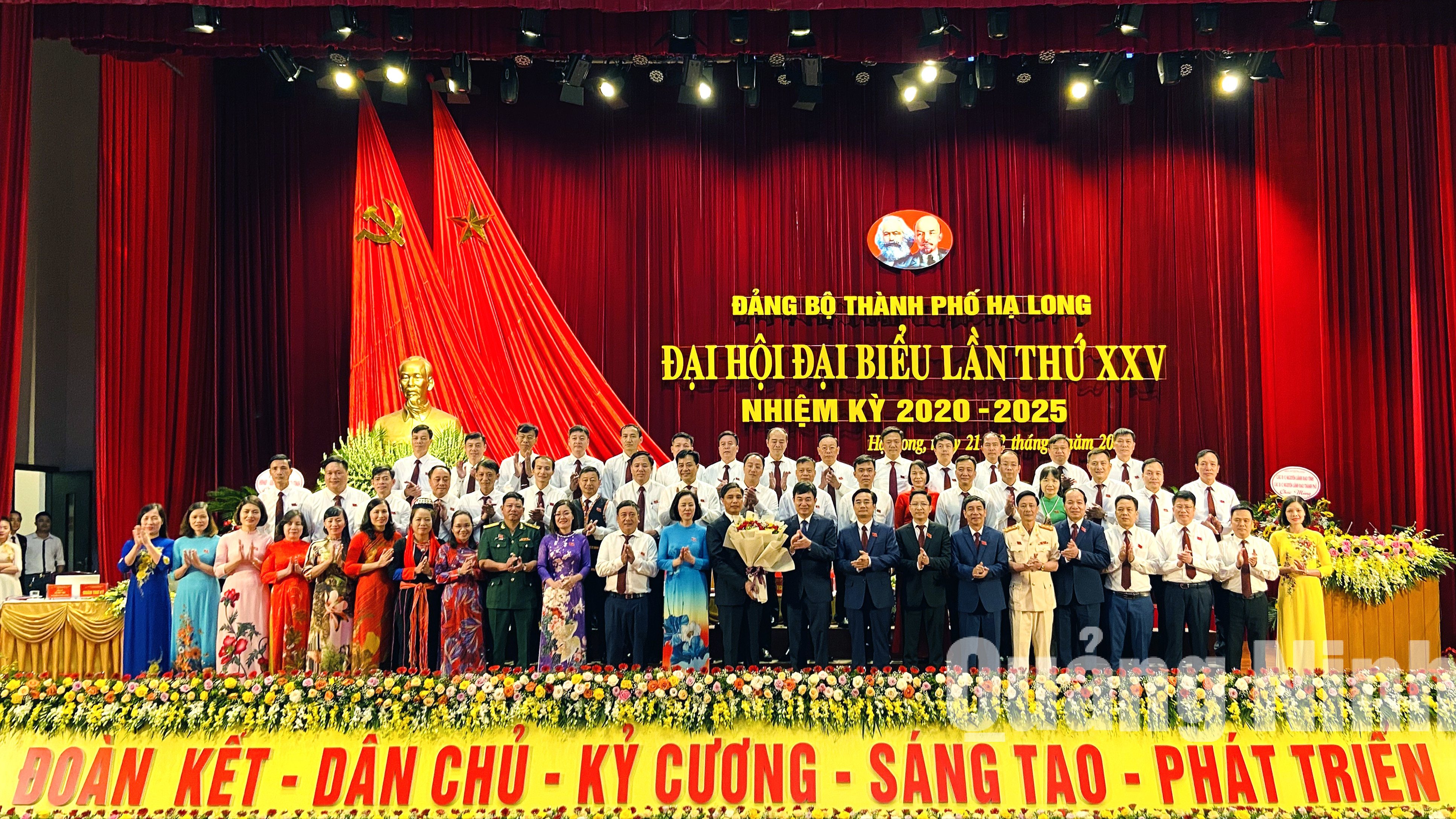 Đồng chí Ngô Hoàng Ngân, Phó Bí thư Thường trực Tỉnh ủy, tặng hoa chúc mừng BCH Đảng bộ thành phố khóa XXV (7-2020). Ảnh: Thu Chung
