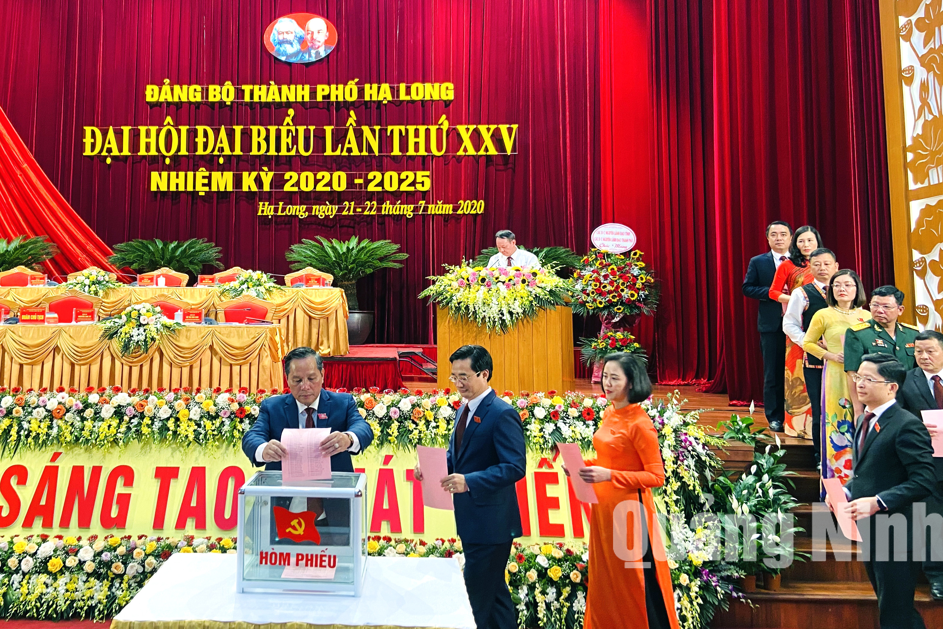 Các đại biểu bỏ phiếu bầu BCH Đảng bộ thành phố khóa XXV (7-2020). Ảnh: Thu Chung