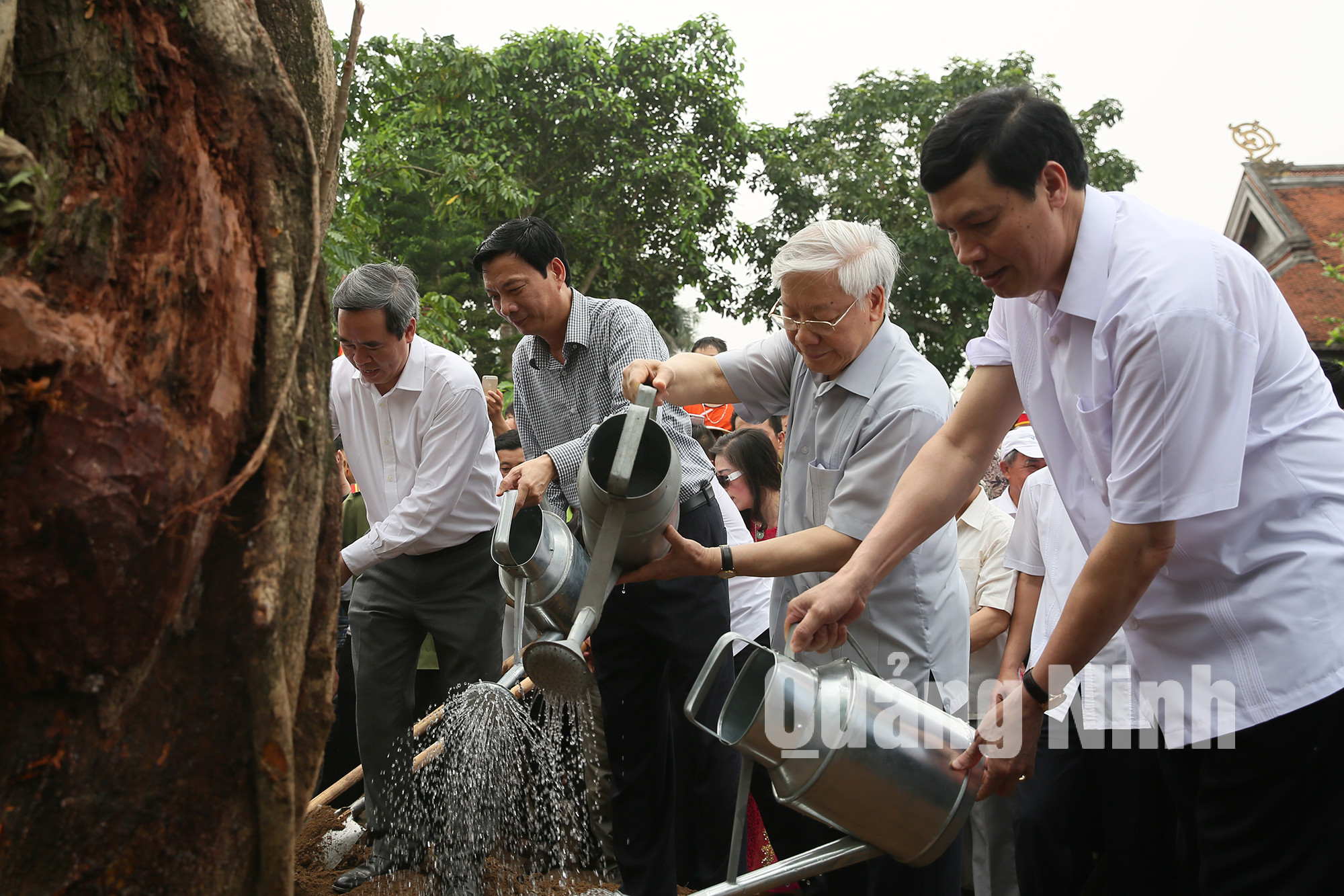 Tổng Bí thư tham gia trồng cây tại Di tích quốc gia đặc biệt Đền Trần Hưng Đạo, Miếu Vua Bà (TX Quảng Yên)